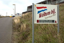 Welkomsborden als bewegwijzering naar ingang Hotel.