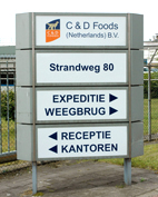 Bewegwijzing c&d foods, bij ingang terrein.