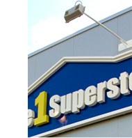 Doosletters op bord, verlicht door spots, voor office 1 superstore.