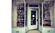 Chalk font is tegenwoordig te zien op etalages van trendy winkeltjes. Raambelettering buiten