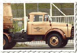 Retro autobelettering op vrachtwagen van DAF Amsterdam.