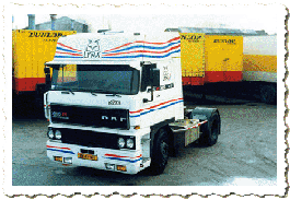 Retro autobelettering op cabine vrachtauto.