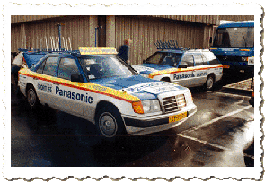 De personenauto's van de Panasonic Sportlifewielerploeg.