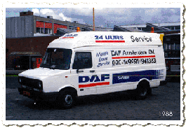 Vintage autobelettering op de servicebus van DAF Amsterdam.