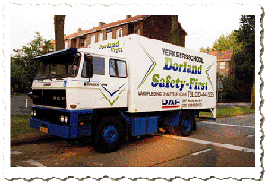 Vintage autobelettering op de 
       lesvrachtauto van verkeersschool Dorland & Safety First, Amsterdam.